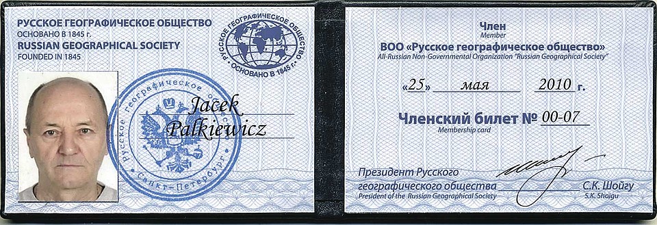 Путешественник имеет членский билет РГО под номером 007. Фото: Личный архив Яцека Палкевича.
