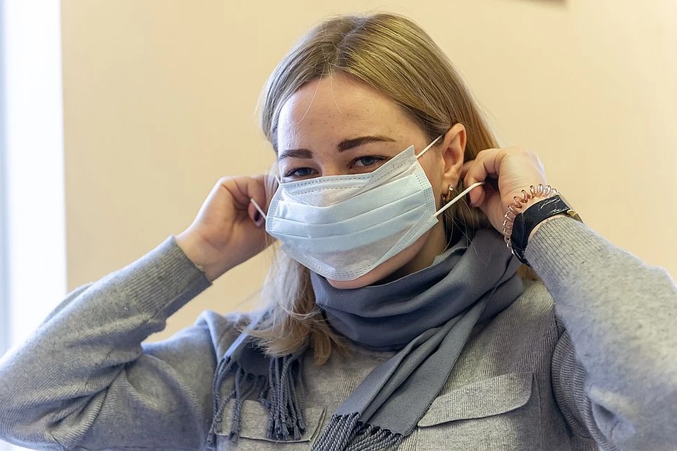 Маски нужны, прежде всего, тем, кто уже заболел. Менять их надо каждые два часа Фото: Олег ЗОЛОТО
