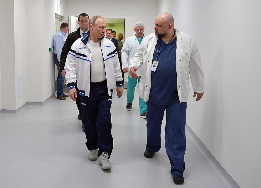 Уже через полчаса после совещания Путин появился в Коммунарке в спортивном костюме с логотипом школы «Самбо-70». Фото: Алексей Дружинин/ТАСС