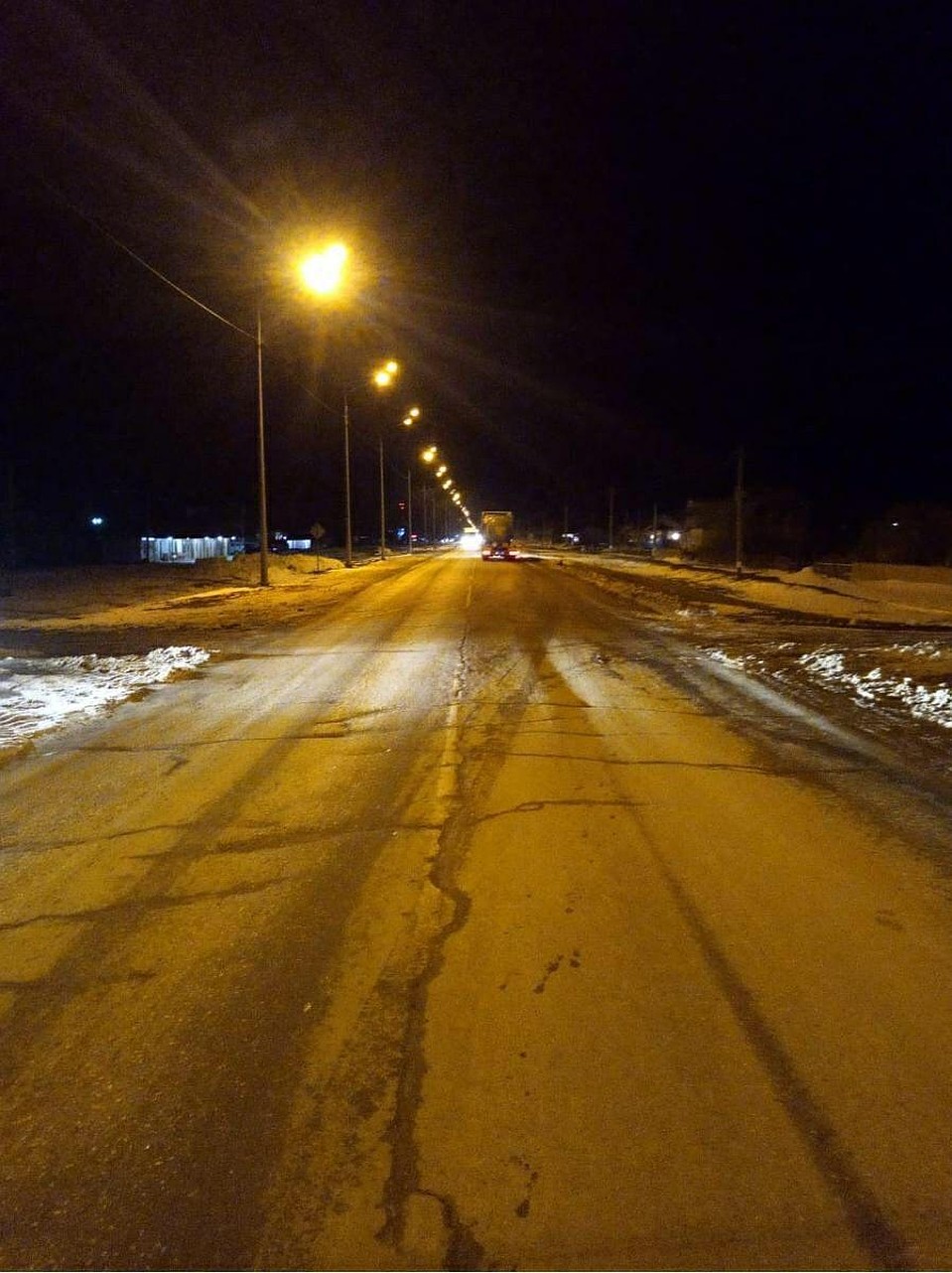Дорога хорошо освещена в этом месте