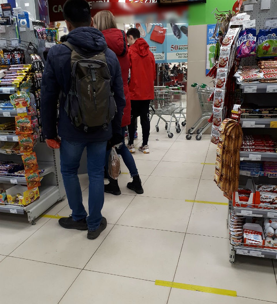 В супермаркетах нарисовали разделительные полосы. Фото: Аюна СТЕПАНОВА.