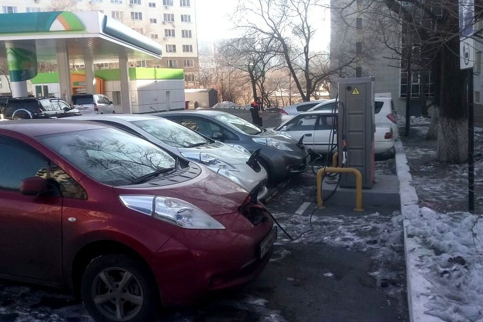 Для удобства электрозаправки расположены на территории традиционных АЗС. Фото: предоставлено РусГидро