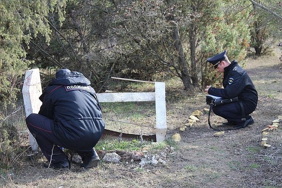Сотрудники полиции рядом с оскверненной могилой Неизвестного солдата