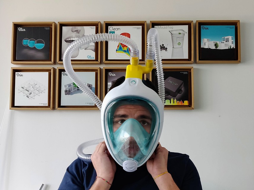 Инженер Алессандро Ромайоли, создавший на 3D-принтере клапаны, преобразующие водолазные маски в респираторные, для лечения пациентов с коронавирусом. Фото: ЕРА/ТАСС