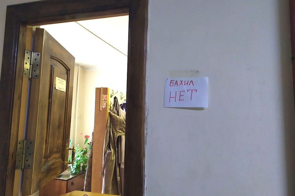 Бахил не оказалось, зато в холле поставили антисептик Фото: Милана СОКОЛ