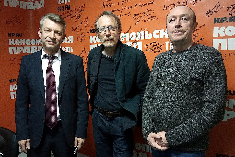 Традиционное фото после эфира: (слева направо) замминистра транспорта Тверской области Сергей Верхоглядов, Игорь Аксёнов, Олег Зинченко. Фото Юлия Бельдыева