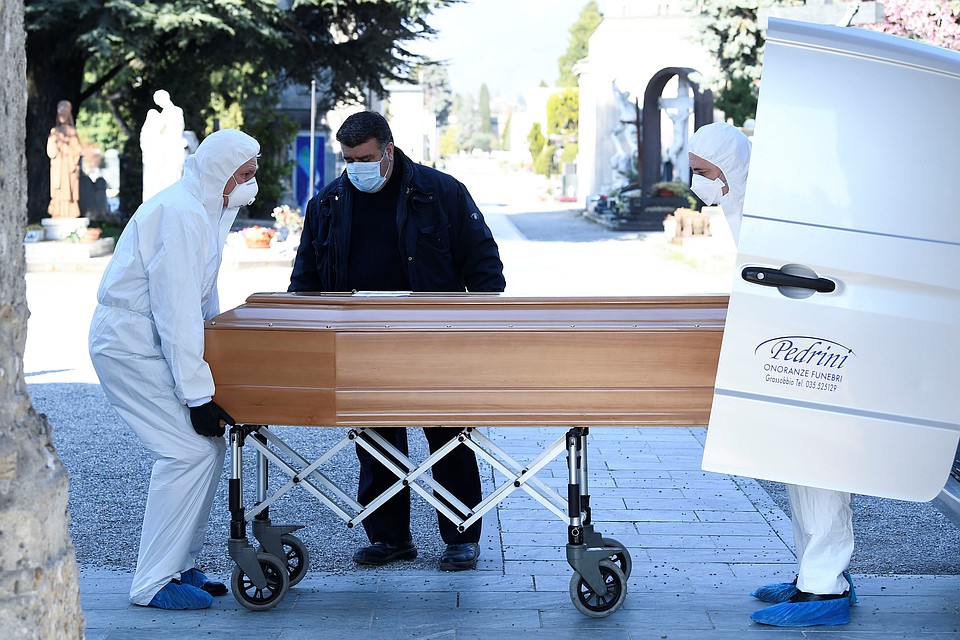 Похороны одной из жертв коронавируса в Бергамо. Фото: REUTERS