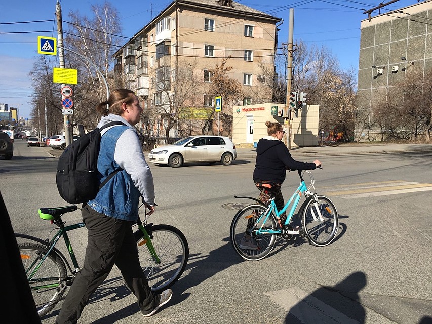 На велосипеде подцепить коронавирус сложнее, чем в троллейбусе или в маршрутке. Фото: Валентина ВАГАНОВА