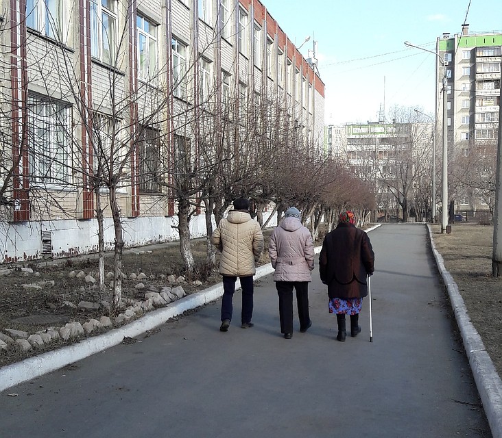 Бабушки гуляют, хотя они сейчас особенно в зоне риска. Фото: Ирина КАРЕЛИНА
