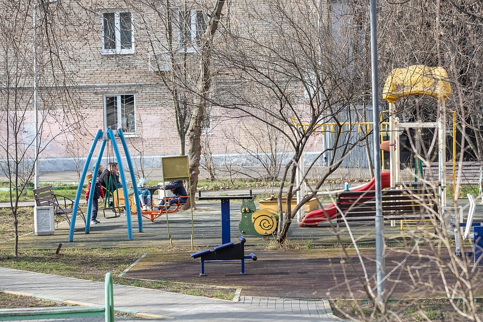 Большинство детских площадок во дворах пусты. Фото: Андрей АБРАМОВ