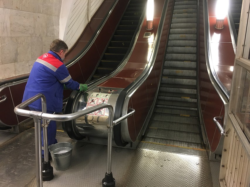 Санобработка на станции метро «Третьяковская». Фото: Павел КЛОКОВ