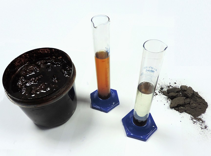 До и после: загрязненный нефтепродуктами шлам превратился в масло, воду и исходник для стройматериалов. Фото: Екатерина ПАПАКИНА