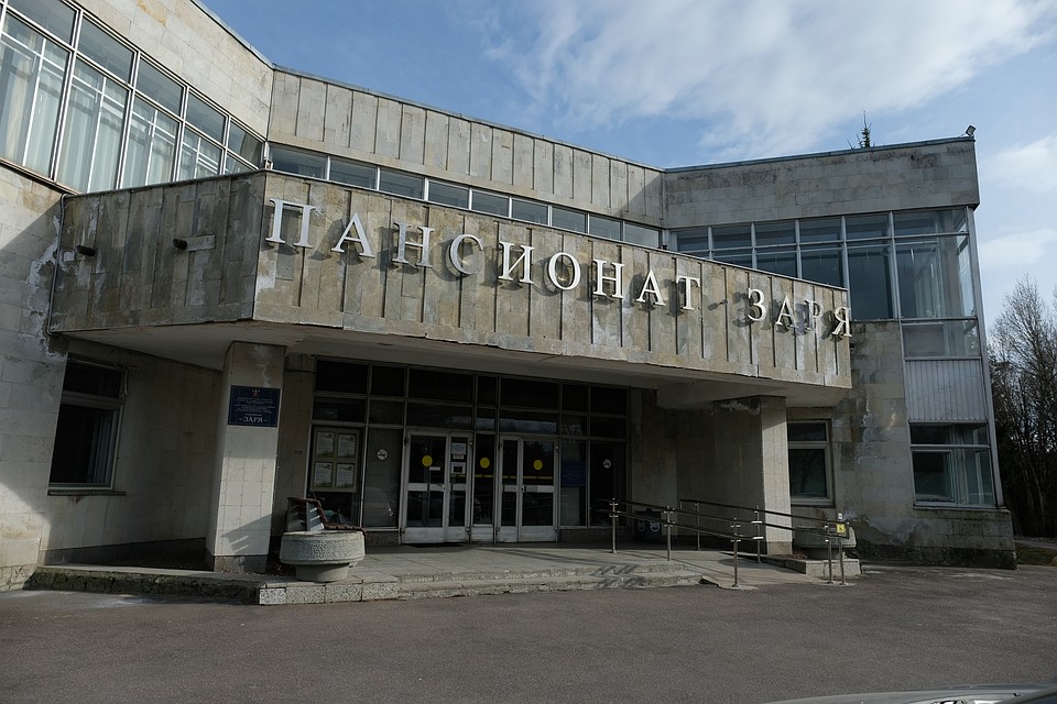 В административный корпус вход только по спецпропускам. Каждое утро у сотрудников замеряют температуру. Фото: Артем КИЛЬКИН