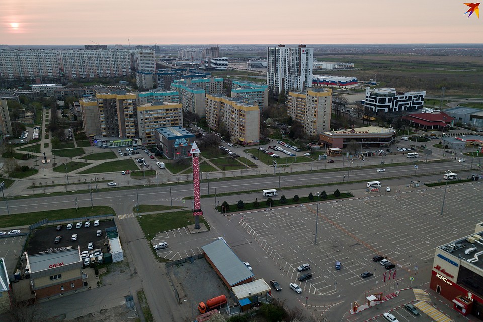 Парковка у "Красной площади" непривычно пустая Фото: Виталий ТИМКИВ