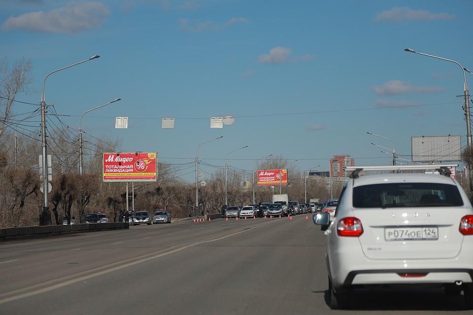 На Коммунальном мосту небольшой затор Фото: Мария ЛЕНЦ