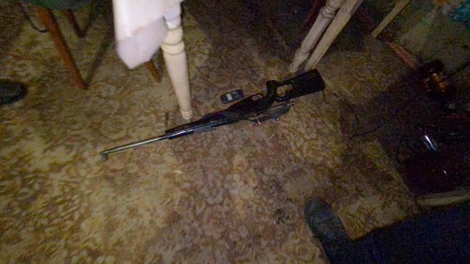 В арсенале мужчины нашли ружье, винтовку, боеприпасы, а также муляж гранаты. Фото: материалы пресс-служб