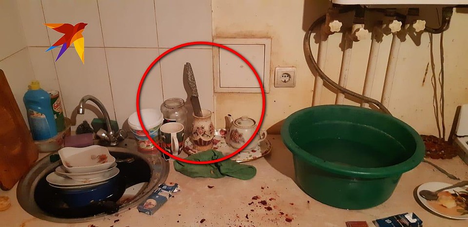После того, пасынок умер, убийца положил нож в подставку.