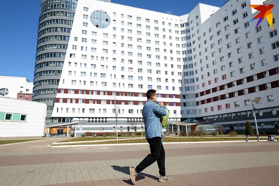 В студенческой деревне многие ходят в масках. Фото: Святослав ЗОРКИЙ