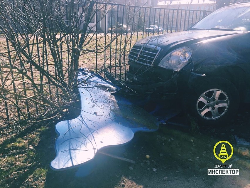 В результате аварии машина встала намертво на бетонном блоке. Фото: vk.com/dorinspb