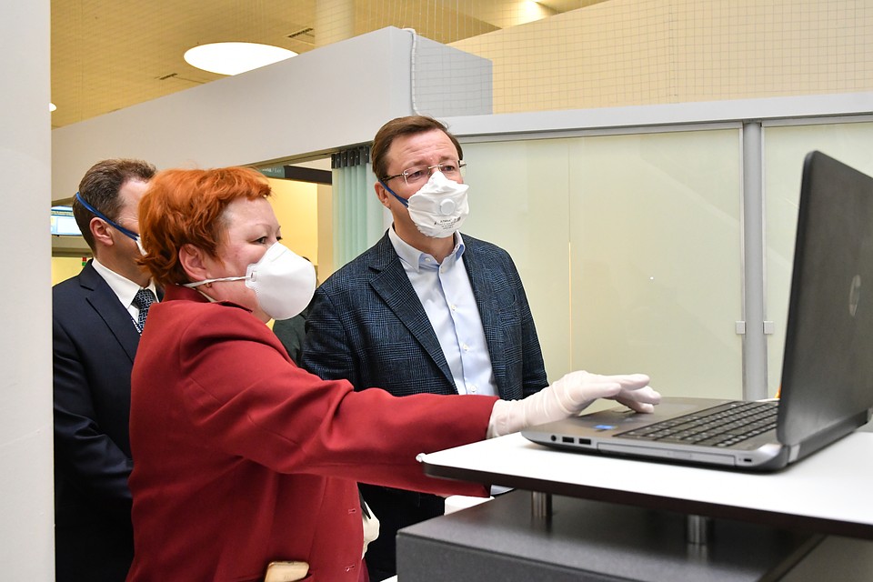 Дмитрий Азаров лично проверял, как работает санитарный контроль в Курумоче. Фото: пресс-служба правительства Самарской области.