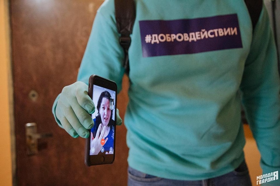 Обратиться на "горячую линию" можно как по смс, так и с помощью видео на жестовом языке на номер WhatsApp.