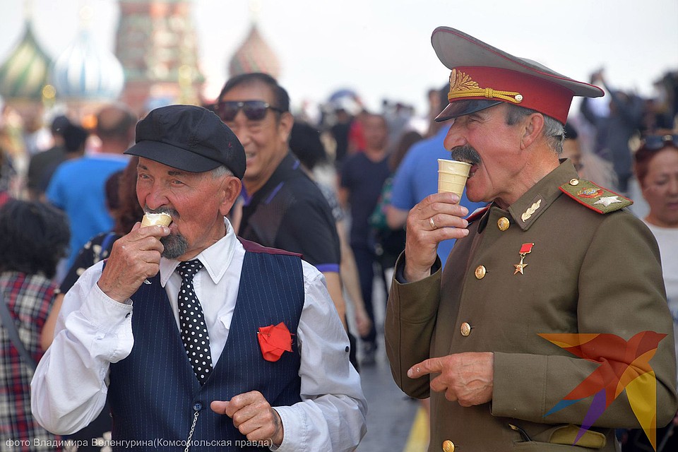 Два прятеля в жаркий московский день Фото: Владимир ВЕЛЕНГУРИН