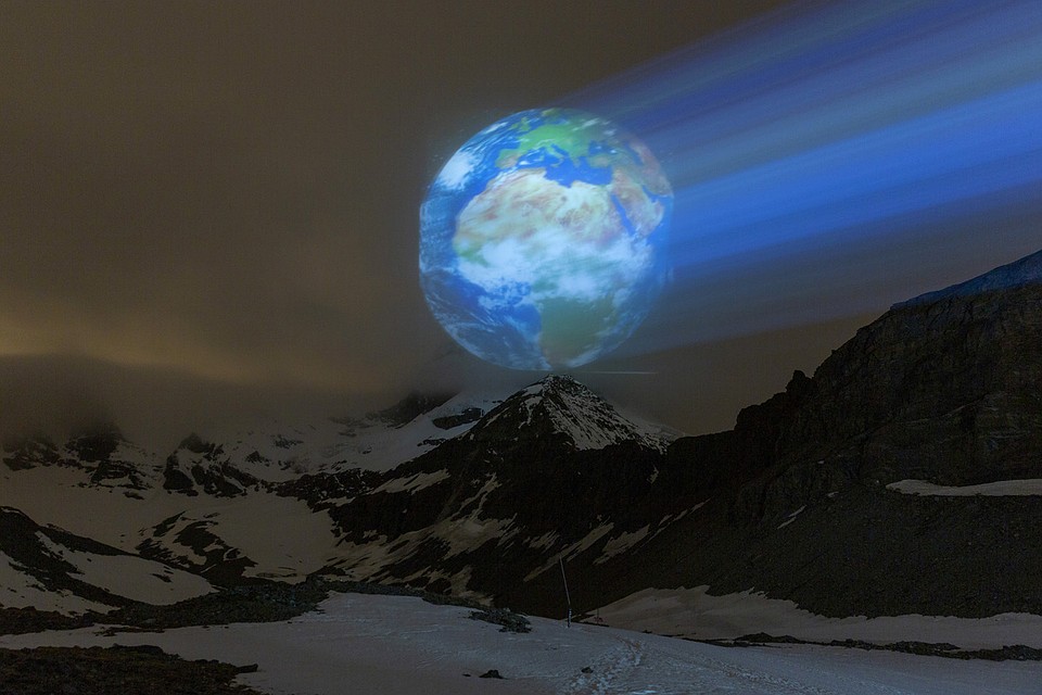 Световая проекция с изображением нашей планеты. (с) Light Art by Gerry Hofstetter / Foto Frank Schwarzbach