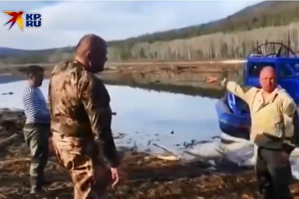 Вблизи тайги, как потом сообщили в СК, горела сухая трава. Фото: скриншот видео.