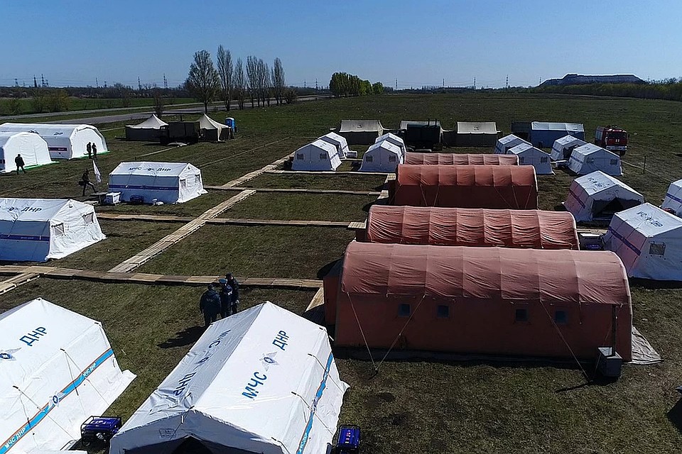В Донецке спасатели с врачами развернули мобильный госпиталь на случай массового заражения. Фото: МЧС ДНР