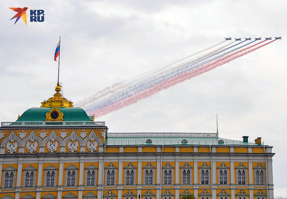 В финале небо над Москвой было раскрашено в цвета российского флага Фото: Михаил ФРОЛОВ