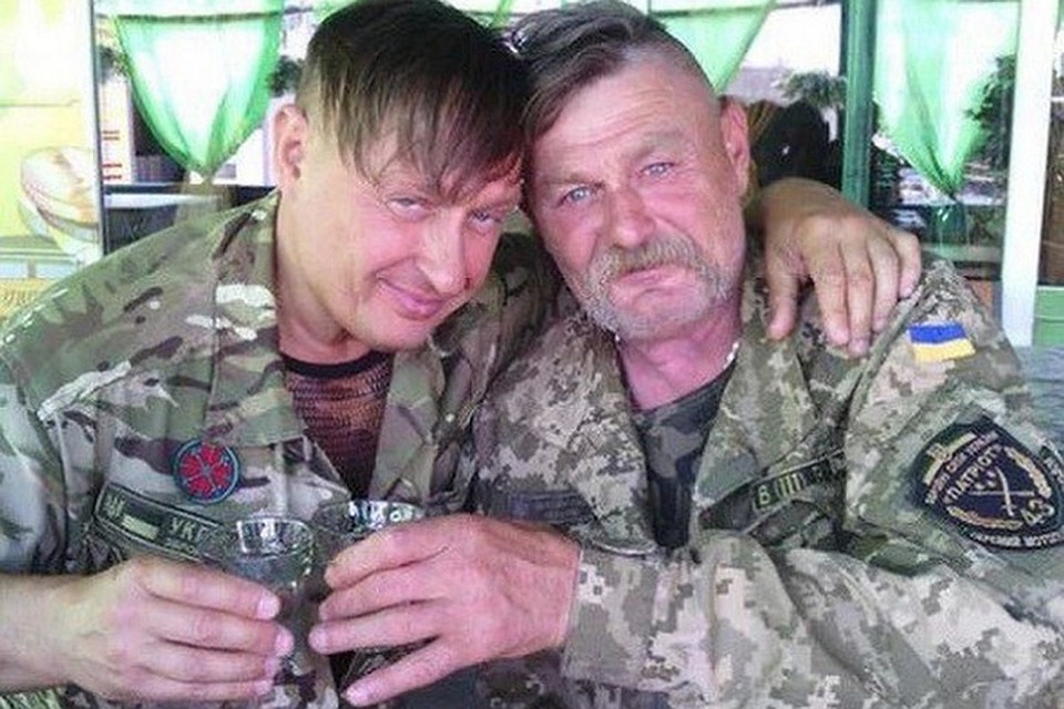 Каратели сначала пьют водку за дружбу, а потом стреляют друг в друга. Фото: mediadrom.info