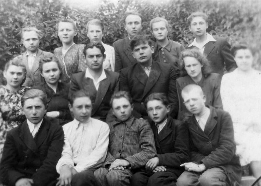 Валентина Рябцева (крайняя слева в среднем ряду) с товарищами по учебе в первые послевоенные годы. Фото: личный архив Валентины Рябцевой