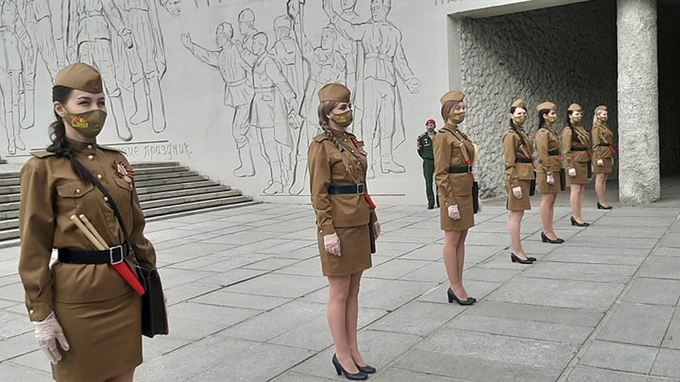 К традиционной военной форме добавили защитные маски. Фото: Екатерина СИМОХИНА