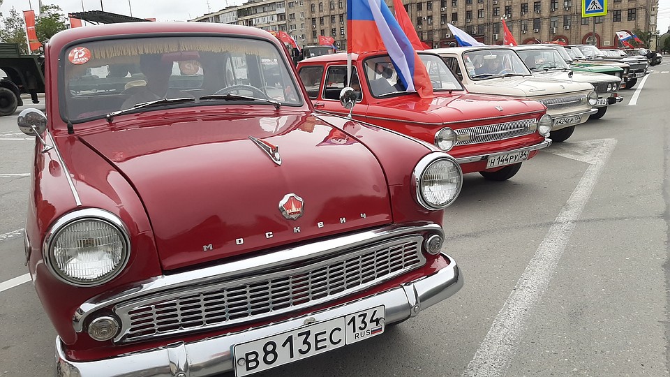 К параду присоединились легендарные "Волги", "Победы" и "Москвичи". Фото: Екатерина СИМОХИНА
