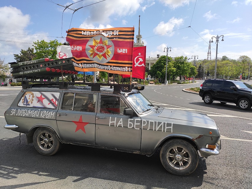 Вот такой автомобиль разъезжал по Севастополю 9 мая
