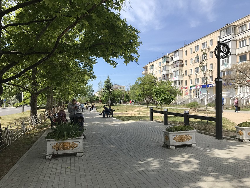 После долгожданной, свободной прогулки можно и на лавочку присесть Фото: Лидия Коробкова