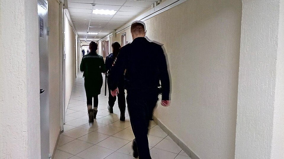 Потерпевшую в суд привозили под конвоем - она отбывает наказание за торговлю наркотиками Фото: Александра БУДАЕВА