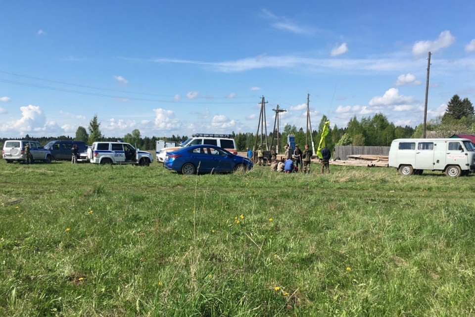 На месте работают полиция, волонтеры, следователи и местные жители. Фото: vk.com/lizaalert_kirov