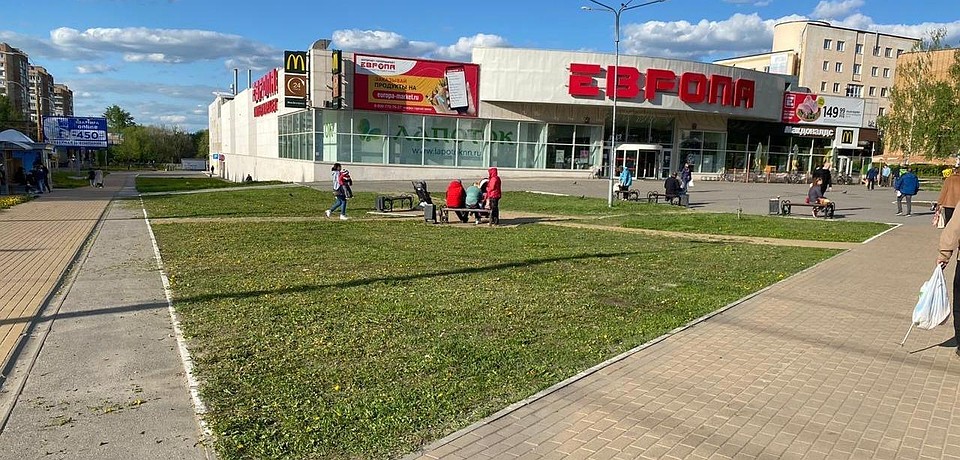 Благодаря контролю МКУ «УДТ» за соблюдением правил благоустройства один из торговых центров привел в порядок прилегающую территорию.