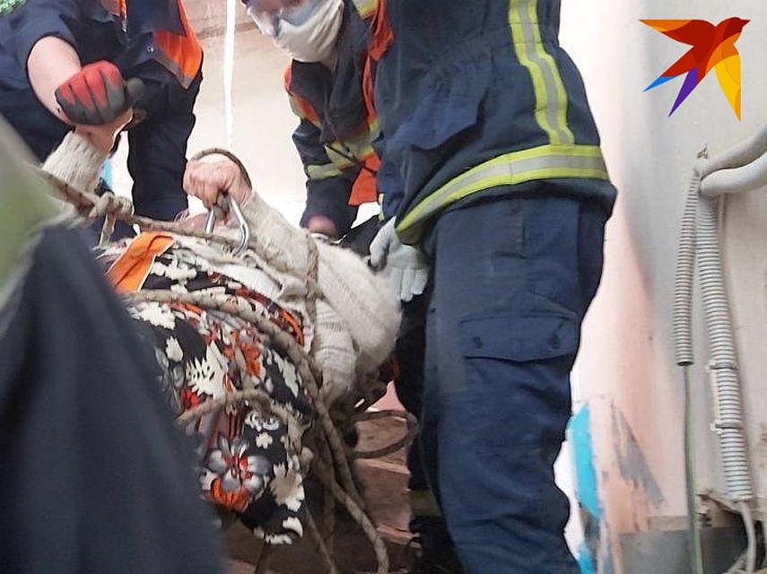 Спасатели извлекли из-под завалов пострадавшую женщину. Фото Саратовской областной службы спасения