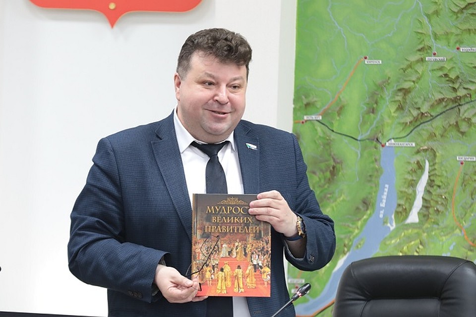 Игорь Гудин подарил молодежной палате книгу, в которой в форме афоризмов собрано множество полезных для юных политиков советов Фото: Законодательная дума Хабаровского края