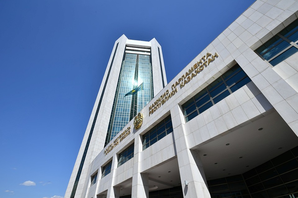 Фото с сайта www.parlam.kz
