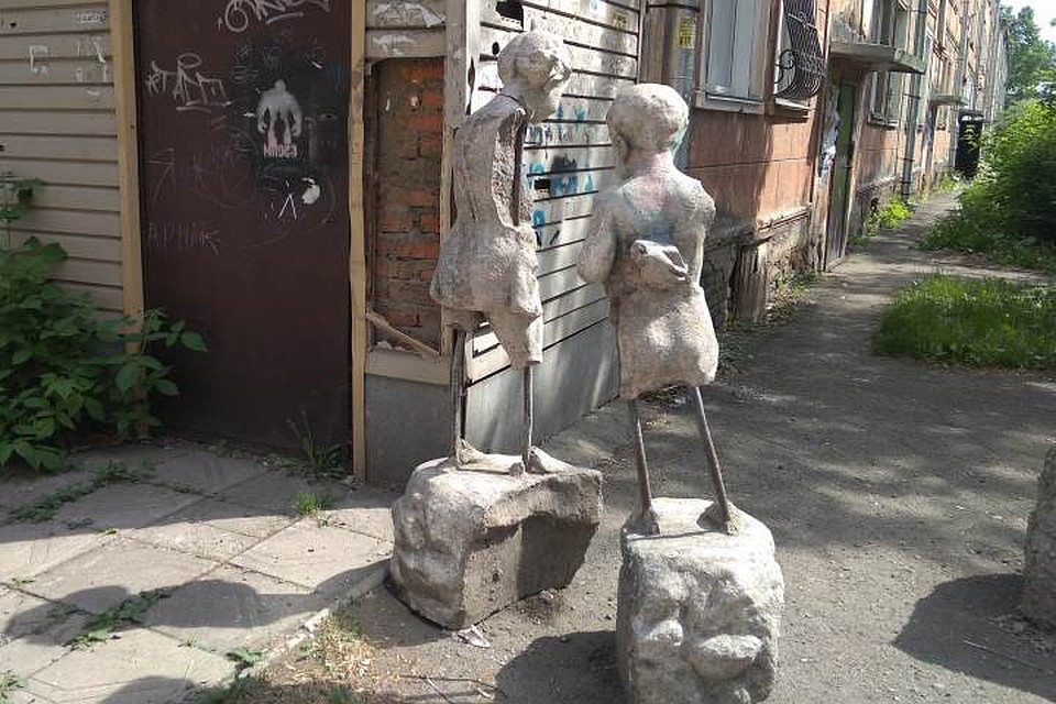 От сестринских объятий осталась лишь кисть руки на спине гипсового мальчонки. Фото: Галина ШЕЛГАЧЕВА
