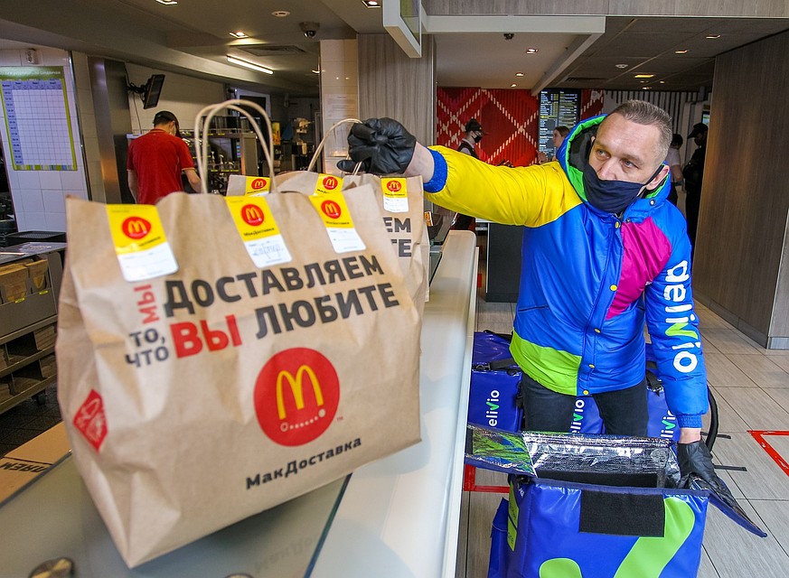 «МакДональдс» в столице доставляет бесплатные наборы обедов на станции скорой помощи.
