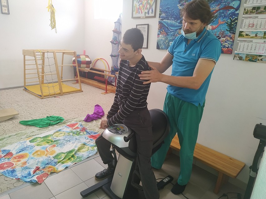 Андрей Стрельцов занимается с Димой на иппотренажере Фото: Ирина Жибоедова