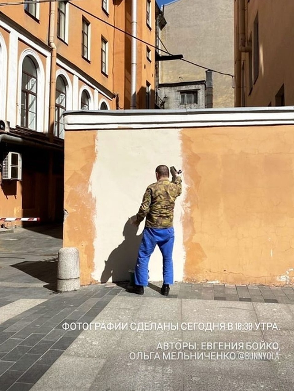 Рабочий неустанно замазывал писателя даже после того, как прохожие пытались снять слой штукатурки. Фото: instagram.com/brodsky.online
