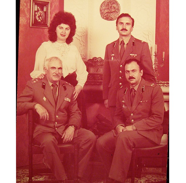 Николай Михайлович с дочерью и сыновьями в Минске в 1986 году.
