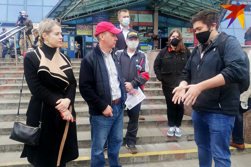 Валерий Цепкало пообщался с журналистами и потенциальными избирателями. Фото: Ольга ШУМАНСКАЯ