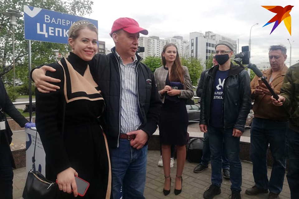 На пикет Валерий Цепкало пришел вместе со своей женой. Фото: Ольга ШУМАНСКАЯ