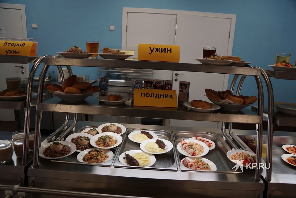 Питание детей будет организовано по графику, чтобы в столовых не собиралось много детей за раз. Фото: Алексей БУЛАТОВ